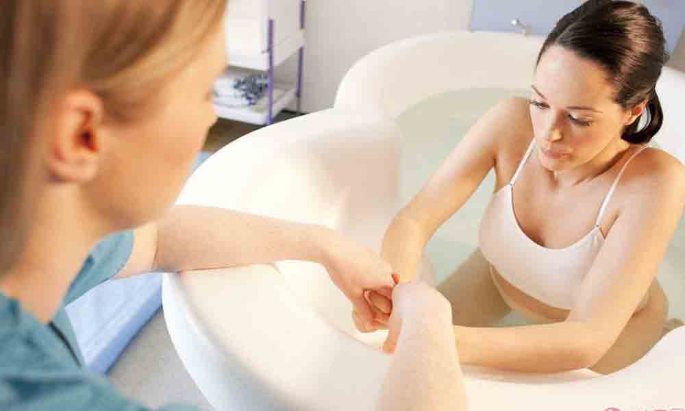 انواع روشهای زایمان طبیعی در آب