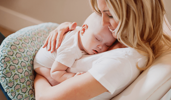 بررسی علائم گرسنگی نوزاد و بهترین روش شیردهی در ماه اول