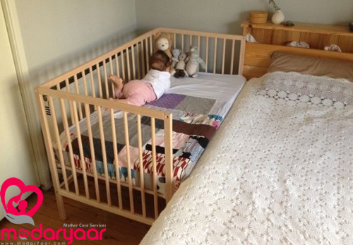 تخت کنار مادر