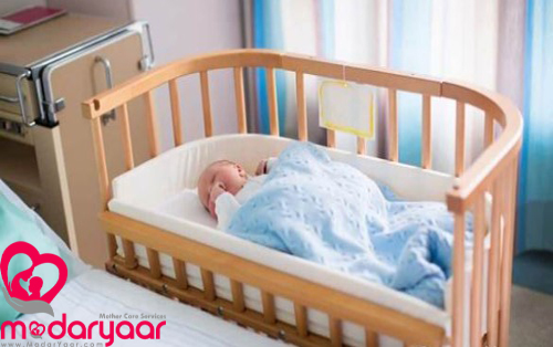 تخت کنار مادر