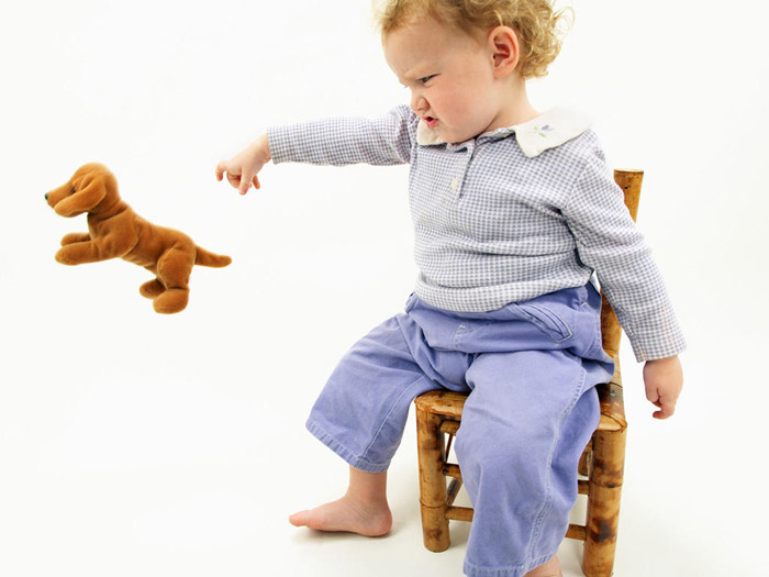 پرت کردن اشیاء توسط نوزاد